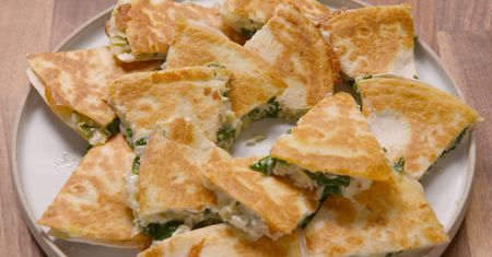 Wspaniałe danie kuchni meksykańskiej - quesadilla ze szpinakiem i karczochami. Mmm, pyszności!
