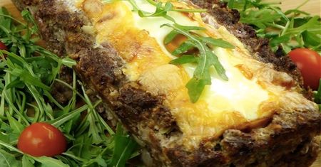 Pieczeń z mięsa mielonego z boczkiem, serkiem śmietankowym, serem i jajkiem