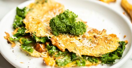 Przepis na omlet z jarmużem i kurkami