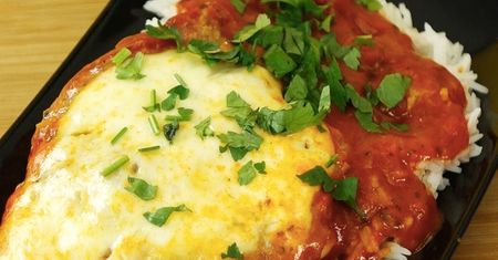 Kurczak w sosie pomidorowym z bazylią, parmezanem i mozzarellą