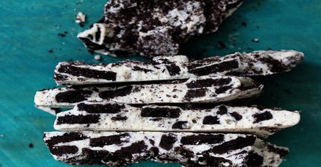 Pyszny deser, do którego przygotowania potrzebujesz jedynie ciastek Oreo i białej czekolady.