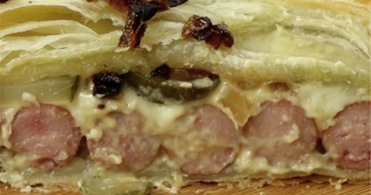 Kiełbaski w cieście francuskim z musztardą, serem, ogórkiem i cebulką