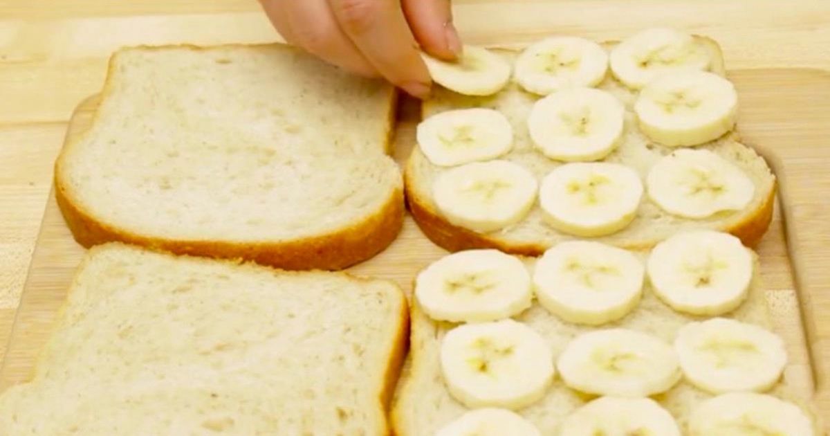 Ułożyła plasterki banana na kawałku chleba. Chwilę później powstało najlepsze śniadanie, jakie widziałam!