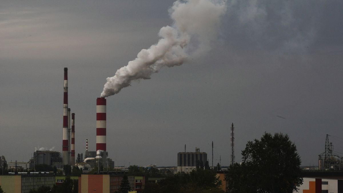 Orlen rozpyli wanilię nad Płockiem, by zneutralizować odór.