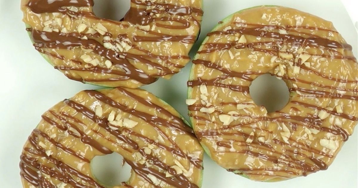 Jabłkowe "ciasteczka" z karmelem, orzechami i czekoladą
