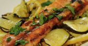 Grillowany łosoś z masłem, cytryną, cukinią i tymiankiem