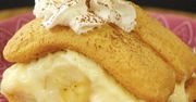 Deser z biszkoptami, bananem, budyniem i bitą śmietaną