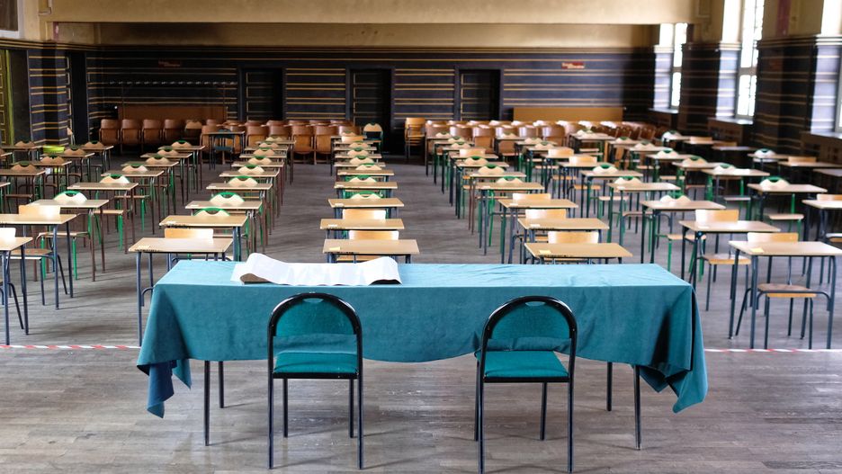 Sala gimnastyczna, na której przeprowadzany jest egzamin gimnazjalny.