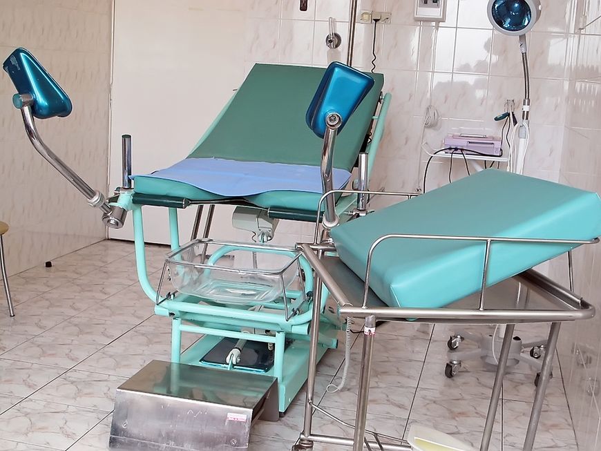 Łóżko szpitalne na oddziale położniczym 