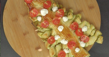 Choinka z ciasta francuskiego z pesto, pomidorkami i ricottą