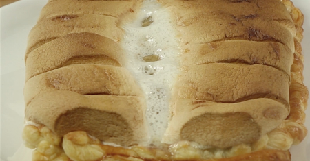 Niezwykłe ciasto z ciasta francuskiego z czekoladą, bananami i piankami