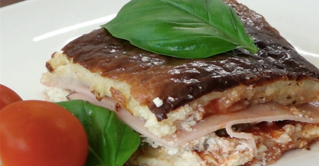 Zapiekane kanapki z papryką, serem feta, szynką i sosem pomidorowym