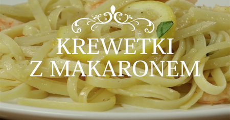 Pyszne krewetki z czosnkiem, cebulką i cytryną, podane z makaronem