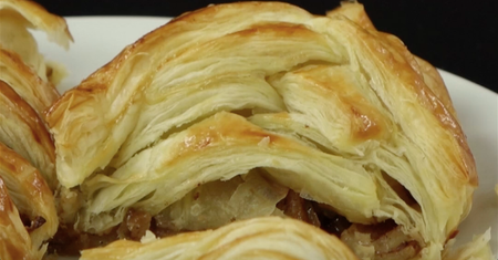 Strudel z ciasta francuskiego nadziewany jabłkami, orzechami włoskimi i cynamonem