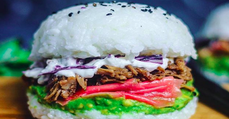 Na punkcie tego dania zwariował ostatnio cały świat. Aby je przyrządzić wystarczy, że połączysz sushi i burgera w jedną całość.