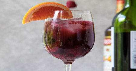 Domowa Sangria z pięciu składników. Jej przyrządzenie zajmie ci jedyne dwie minuty. Pycha!