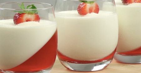 Niezwykle wyglądająca truskawkowa Panna Cotta - takim deserem na pewno zaskoczysz swoją rodzinę!