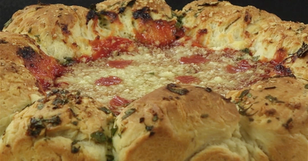 Zapiekanka z pieczywem czosnkowym, serem, sosem marinara i pepperoni