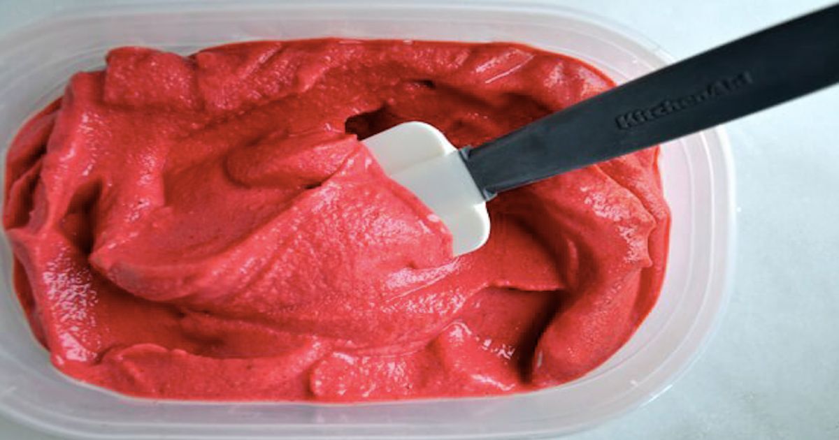Zdrowy, mrożony jogurt truskawkowy. Przyrządzisz go w domu w zaledwie 5 minut. Mniam!