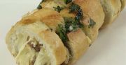 Zapiekana bagietka z masłem czosnkowym nadziewana mięsem mielonym i żółtym serem