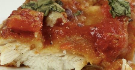 Pyszna pierś z kurczaka z mozzarellą, sosem pomidorowym, parmezanem i bazylią
