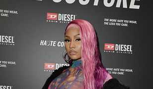 Nicki Minaj w kolorowym kombinezonie. Gwiazda pokazała biust