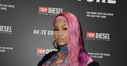 Nicki Minaj w kolorowym kombinezonie. Gwiazda pokazała biust