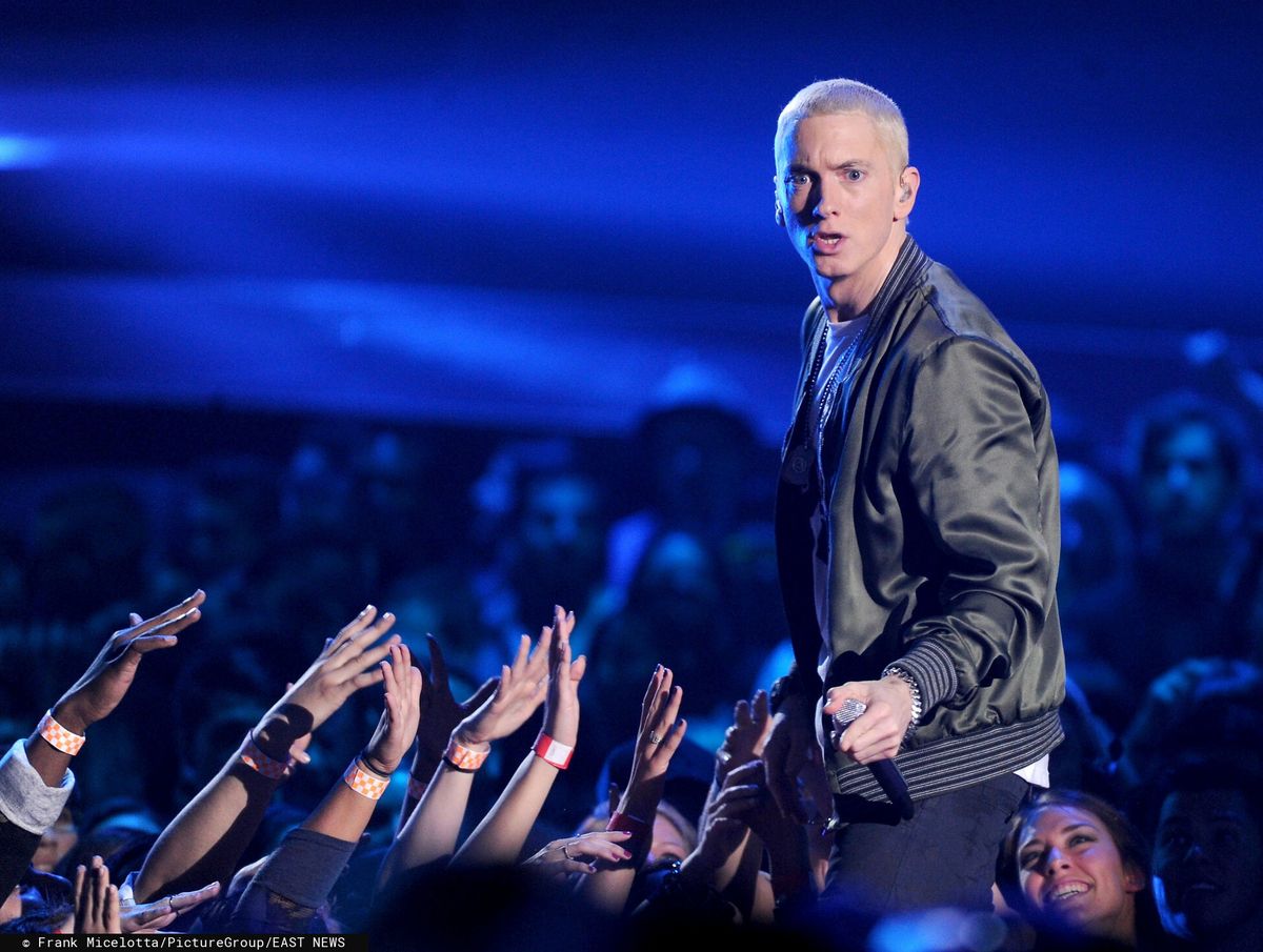 Eminem wydał album bez zapowiedzi. Poruszył temat dostępu do broni