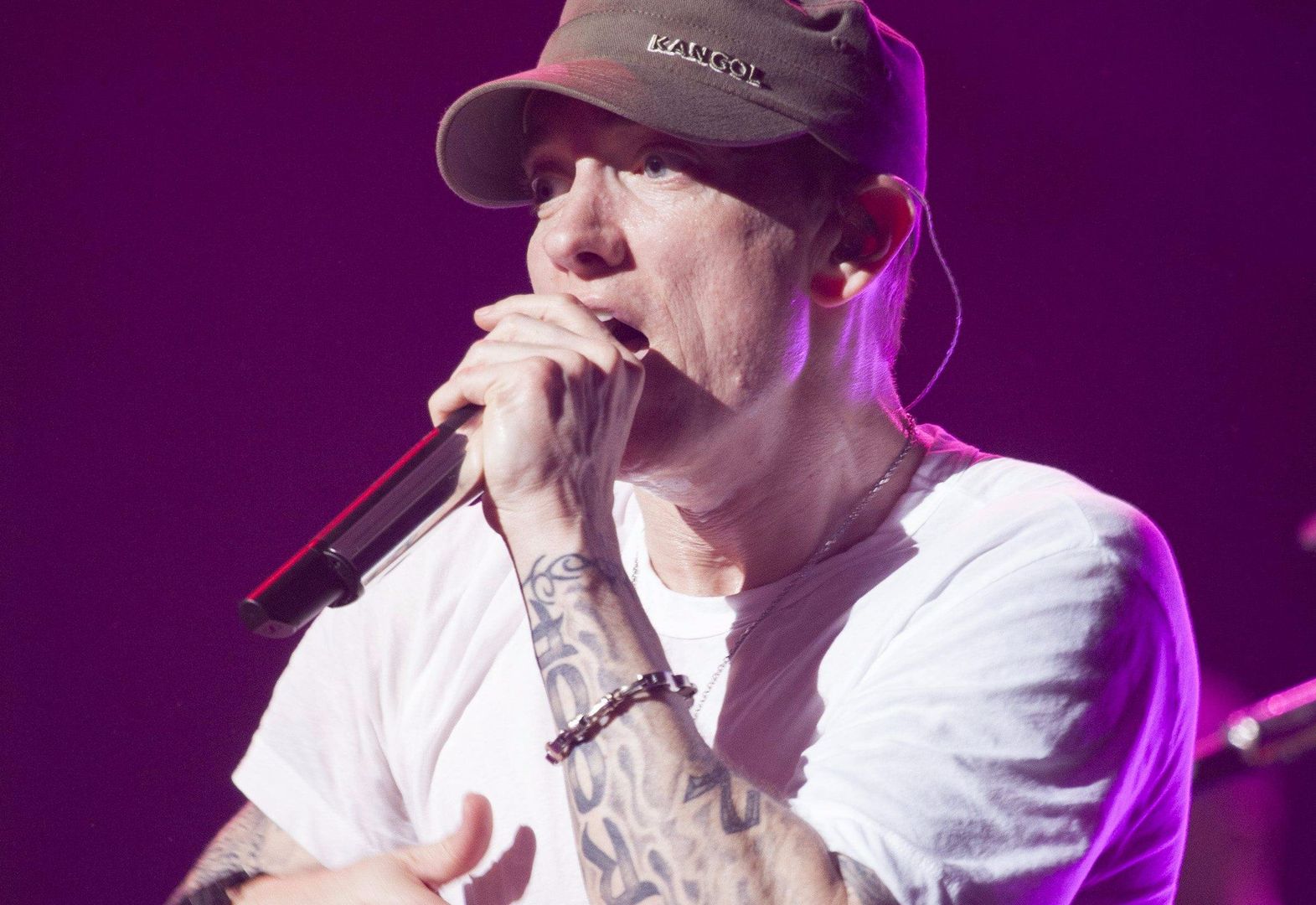Eminem sprzedaje kasety z cegłami