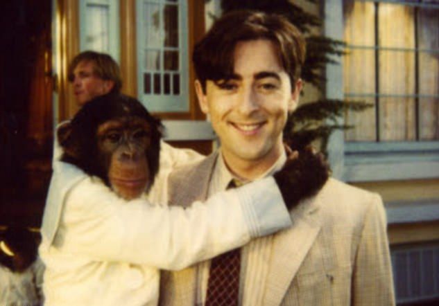 Aktor Alan Cumming chce uwolnić szympansa, z którym grał w filmie. "Serce mi pękło, kiedy dowiedziałem się, że Tonka od 10 lat żyje w tej brudnej klatce"