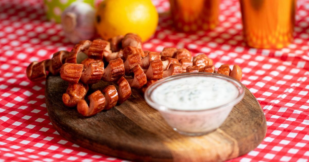 Parówki sprężynki z sosem czosnkowym