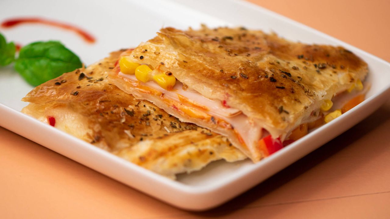 Ciasto francuskie z szynką i serem. Smakuje jak pizza!