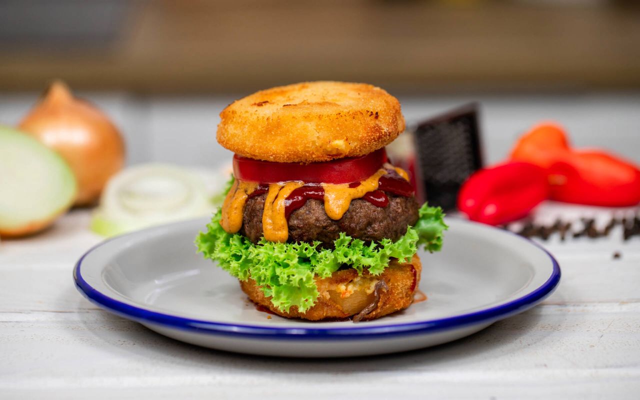 Burger bez bułki. Jak zrobić z krążkami cebulowymi i śmietankowym sosem?