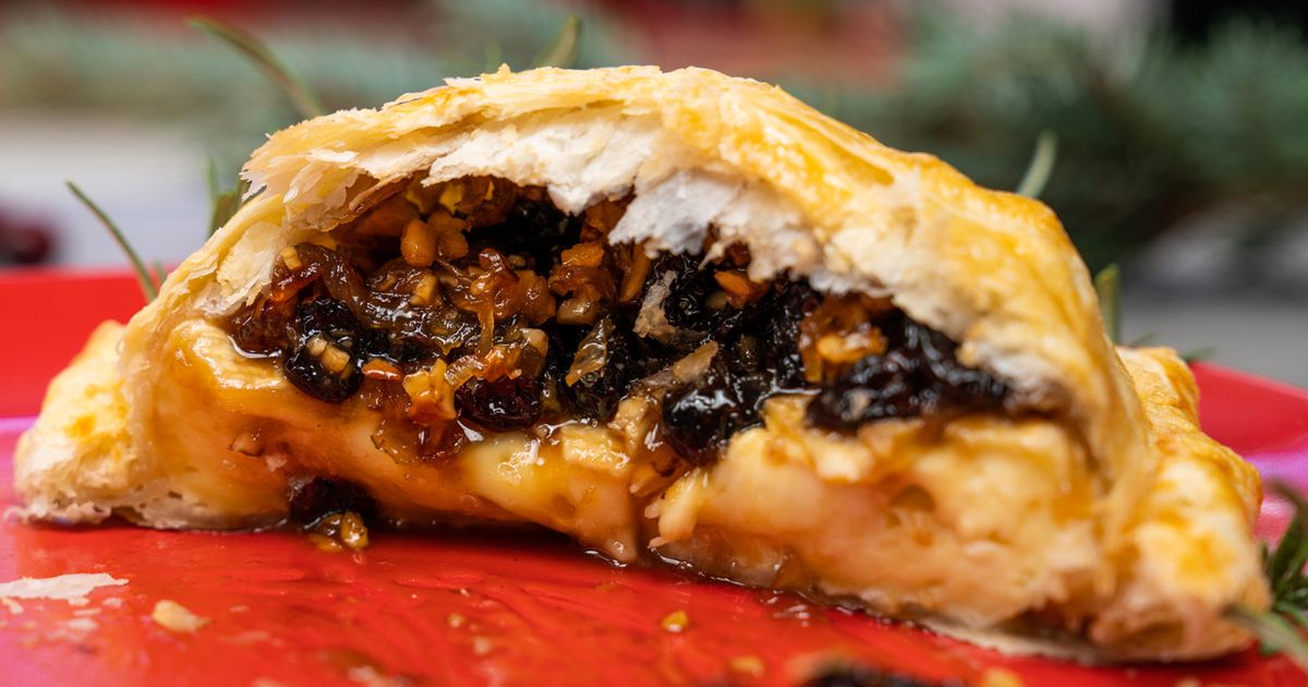 Zapiekany camembert w cieście francuskim z bakaliami. Takiego połączenia jeszcze nie jadłeś!