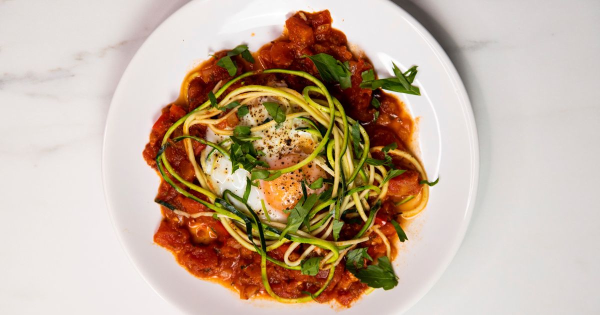 Shakshuka z zoodlowaną cukinią