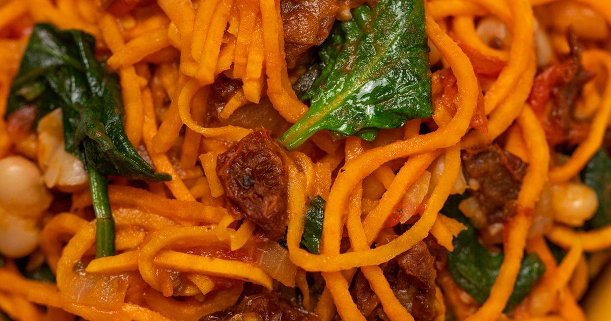 Zoodlowane bataty z pomidorami