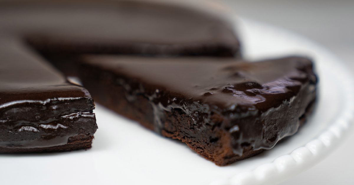 Szybkie, wilgotne ciasto czekoladowe z polewą. Jak zrobić w blenderze?