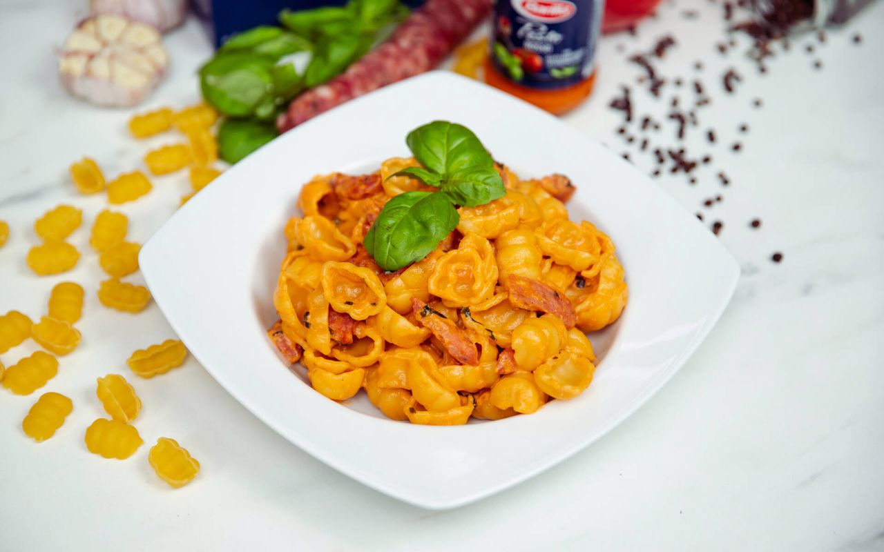 Gnocchi z pesto rosso i białą kiełbasą