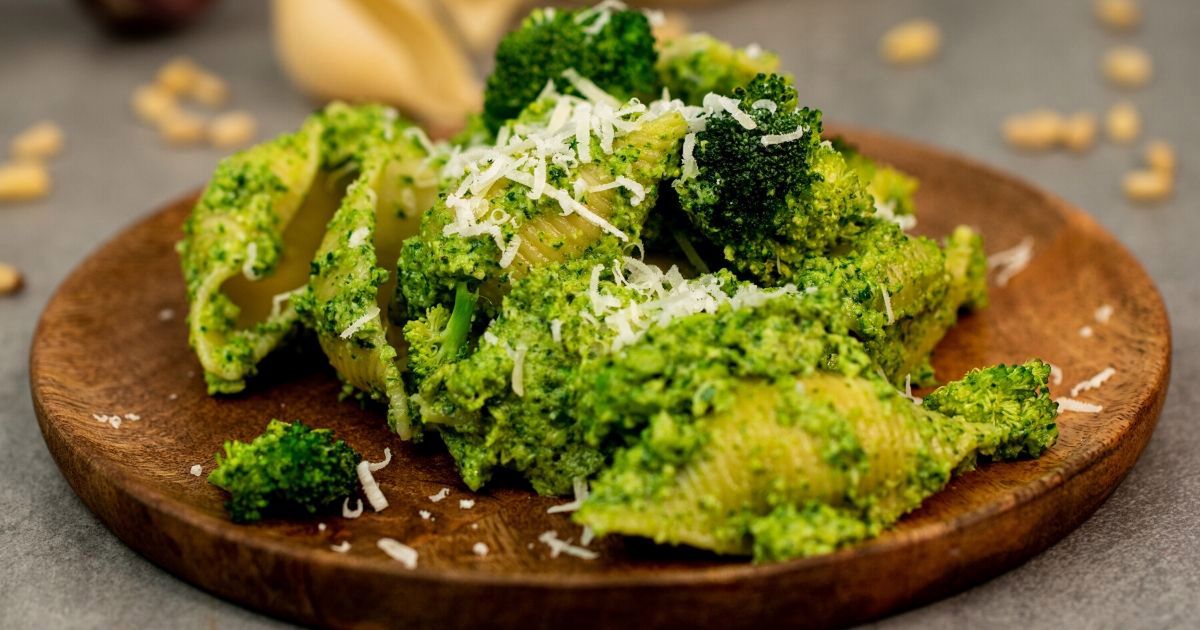 Makaron z pesto i brokułami