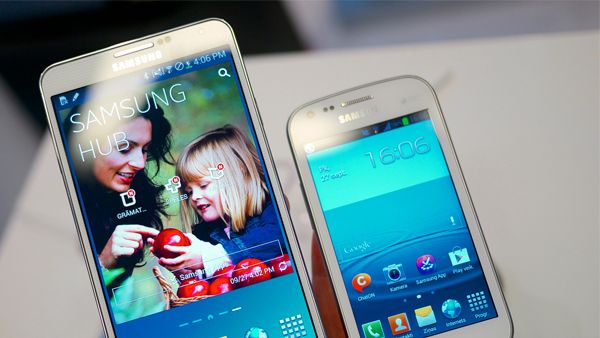 Cena: od ok. 1100 zł
Jest to wydajna i kompaktowa wersja flagowego Samsunga Galaxy S4. Wyposażono go w 4,3-calowy ekran qHD Super AMOLED. Oczywiście zmniejszyły się również rozmiary i waga w stosunku do pełnowymiarowej wersji smartfona. Ciężar Galaxy S4 mini wynosi 107 g, a wymiary 124,6 x 61,3 x 8,94 mm. Takie rozmiary i waga pozwalają obsługiwać smartfon jedną dłonią. Za wydajność odpowiada dwurdzeniowy procesor 1,7 GHz i 1,5 GB pamięci RAM. Jego wysoka pozycja w rankingu nie dziwi, ponieważ jest to ciekawa opcja dla mniej wymagających użytkowników.
Samsung Galaxy S4 mini – pełna specyfikacja w katalogu telefonów