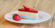 Tęczowy sernik na zimno z truskawkową galaretką