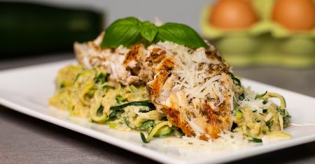 Carbonara z zoodlowanej cukinii