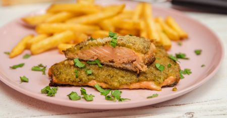 Pieczony łosoś z zielonym pesto z bazylii. Jak zrobić? Jakie składniki potrzebujesz na pyszny obiad?