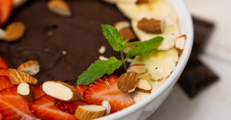 Dwukolorowe smoothie bowl