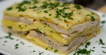 Kremowa zapiekanka ziemniaczana z kurczakiem w pysznej marynacie