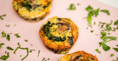 Jajeczne muffiny z pieczarkami i szpinakiem. Trzy składniki, które odmienią Twoje śniadanie