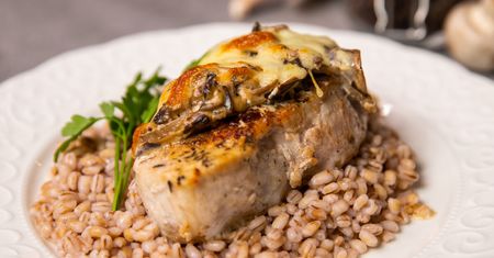 Kotlet schabowy pod pieczarkami