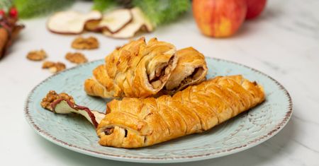 Świąteczny strudel z jabłkami, orzechami i cynamonem
