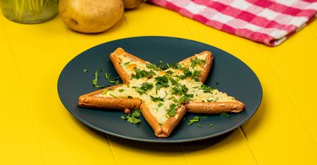 Zapiekane ziemniaki z parówkową gwiazdą