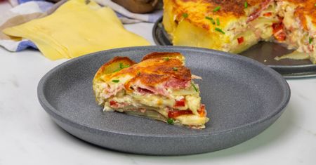 Zapiekanka ziemniaczana z szynką, serem i papryką